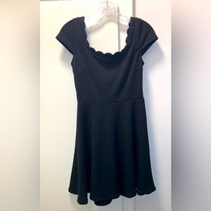 Scallop neckline. Size 7/8. Back zipper closure. B. Darlin brand.